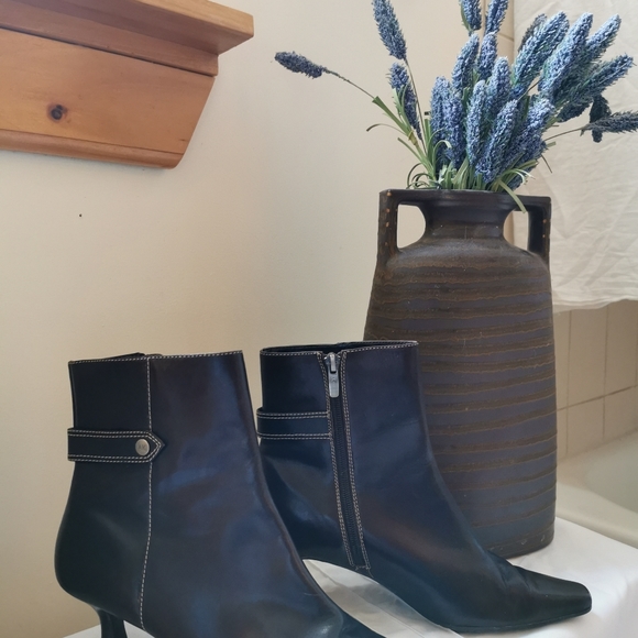 Ann Klein ankle bootie; 7.5 - Picture 2 of 9